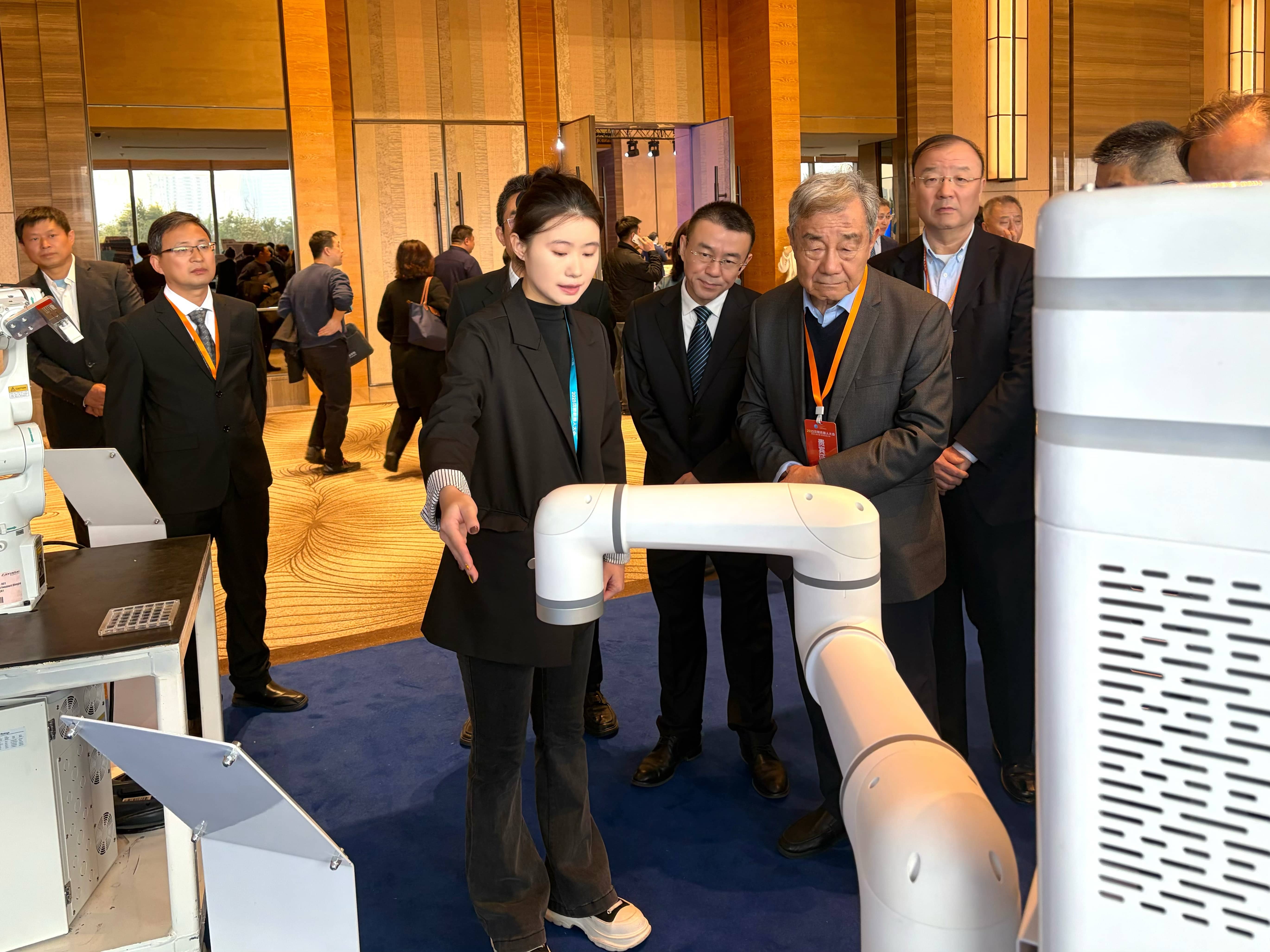 機器人大會現場.jpg 機器人大會現場.jpg